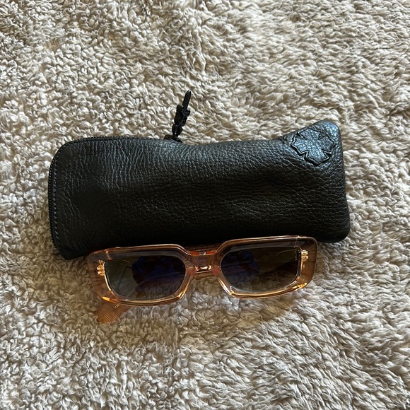 Stylish Sunglasses with Black Case - Picture 1 of 2